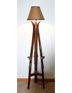 Lampada da terra con sci antichi